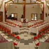 Domaine De La Chappe Salle Principale Table Rectangulaire Chaise Or Velour Rouge